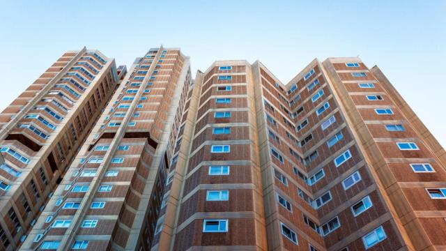 El edificio Trébol, bajo el cual se encuentran las galerías comerciales