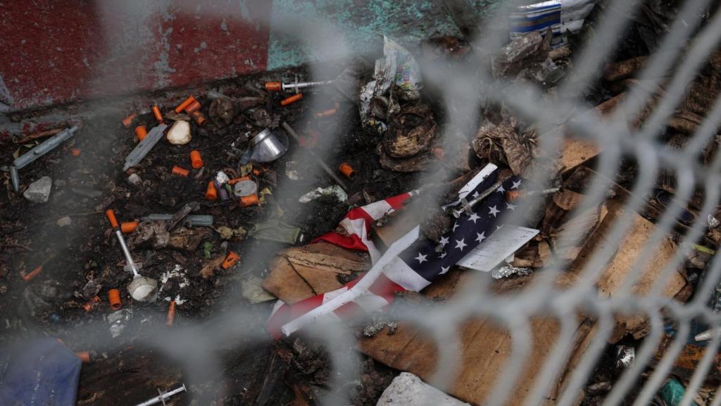 Residuos dejados por consumidores de fentanilo en el parque Bronx de Nueva York en junio de 2023.