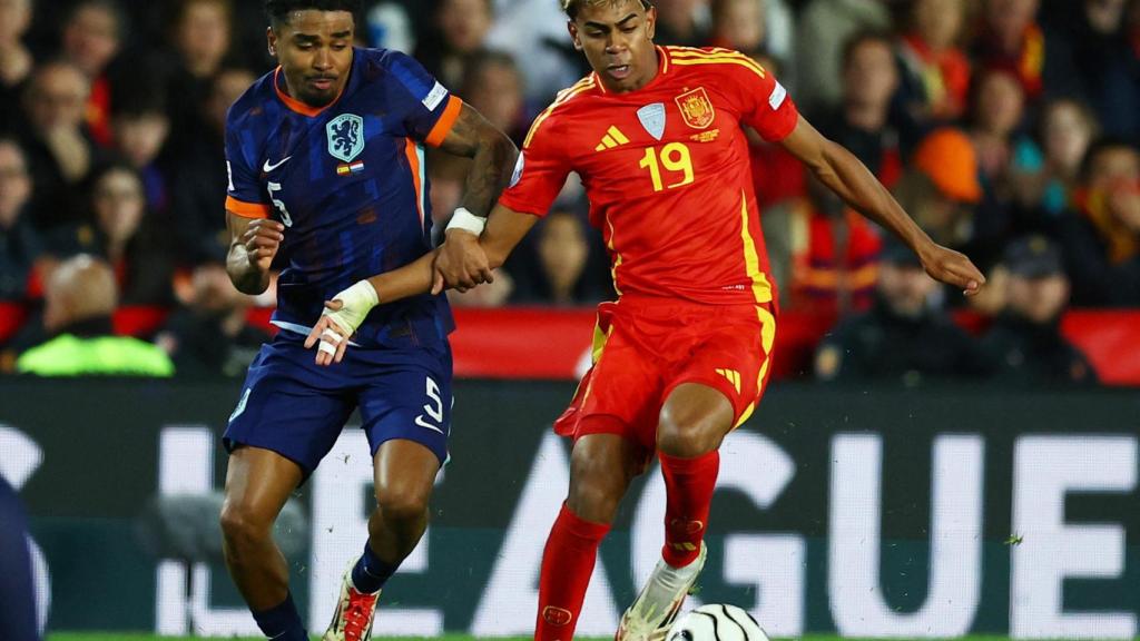 Lamine Yamal presionado por el neerlandés Ian Maatsen