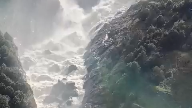 El embalse del Burguillo va aliviando en cascada lo que le sobra