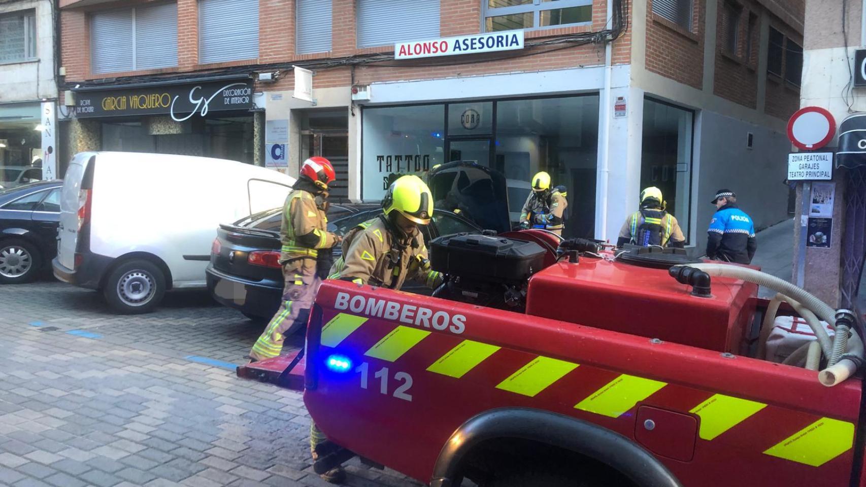 Incendio de un vehículo en la calle El Riego de Zamora