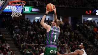 Dylan Osetkowski durante el Unicaja vs. Real Madrid de la ACB