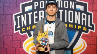El malagueño Leo Marín con su trofeo de Campeón de Europa de Pokémon GO