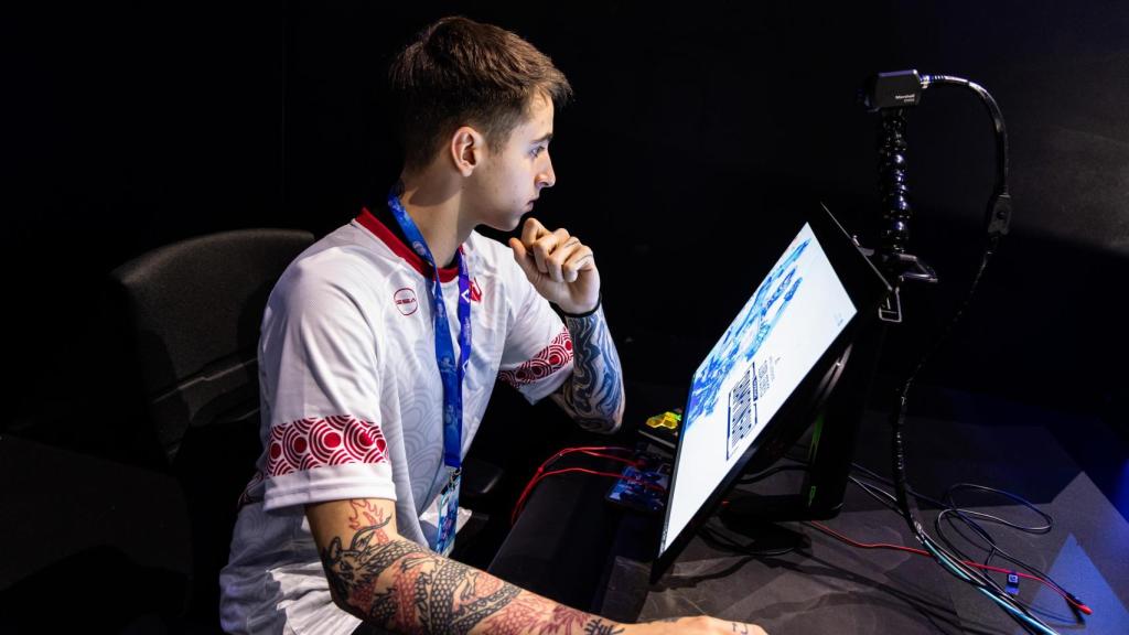 Uxako configura su ordenador antes de la competición.