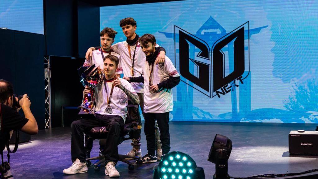 Uxako posa con el trofeo junto a sus compañeros Hiarka y Zhidan y el entrenador Esteves