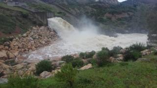 El pantano de El Agrio desembalsando agua en Aznalcóllar.