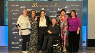 Carmen Pardo, tesorera; Carmen Montouto, vicepresidenta; Diego Saavedra, secretario, con su mujer Mónica; Sonia García Erias, presidenta y Raquel Campos, vocal