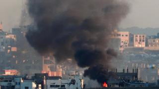 El humo se eleva desde un edificio en llamas en el norte de Gaza tras un ataque israelí este domingo.