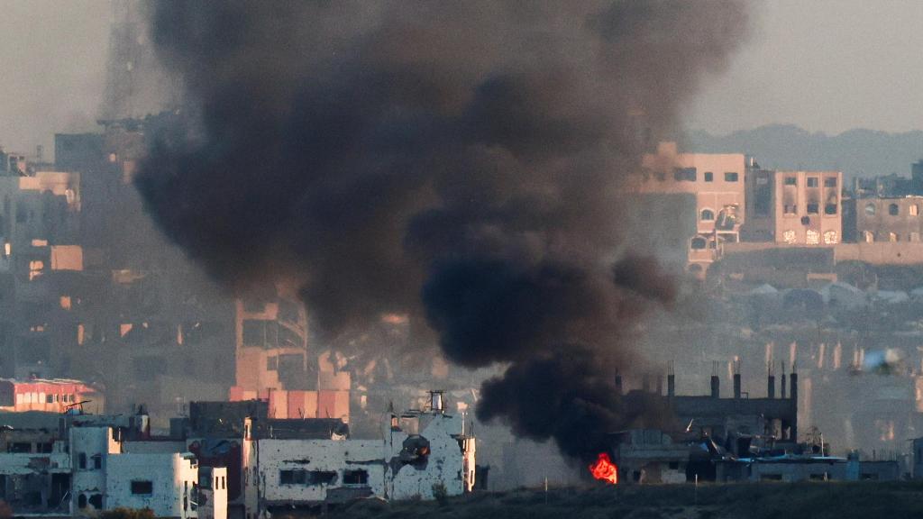 El humo se eleva desde un edificio en llamas en el norte de Gaza tras un ataque israelí este domingo.