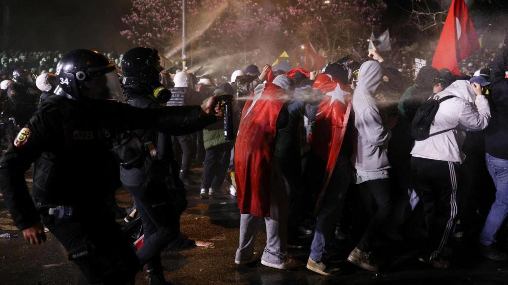 La Policía trata de dispersar a los manifestantes en Estambul con gas pimienta.