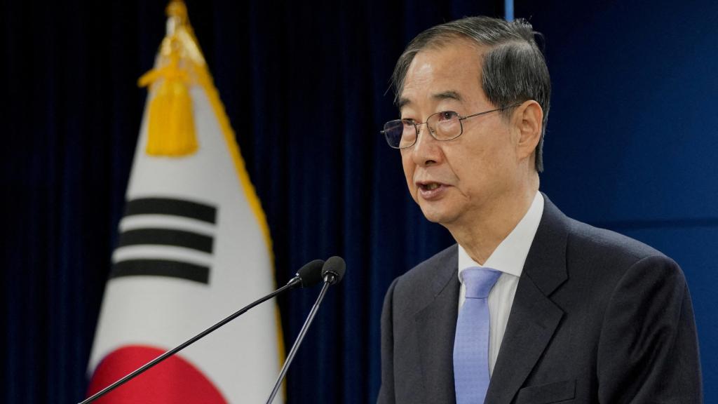 El presidente interino de Corea del Sur, Han Duck-soo, este lunes durante una rueda de prensa en Seúl.