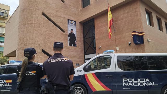El equipo de la Policía Nacional en la comisaría de la zona norte de Alicante.