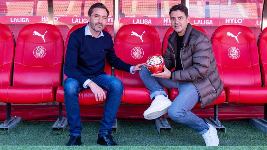 Costaganna y Míchel durante su charla, en el banquillo de Montilivi.