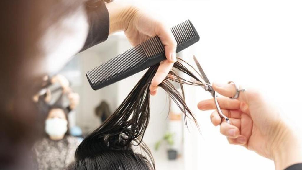 Cortándose el pelo en la peluquería.