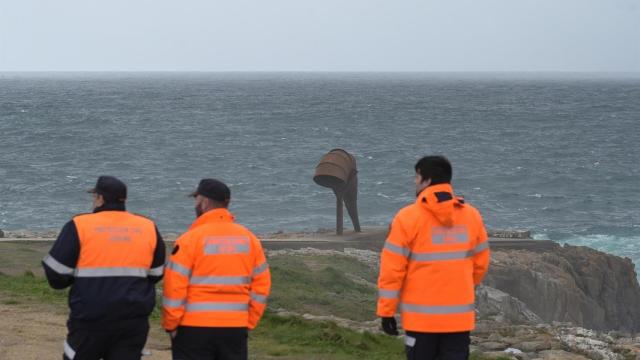 Agentes de los Servicios de Emergencias, a 23 de marzo de 2025, en A Coruña, Galicia (España). Los servicios de emergencia buscan a un hombre que cayó este domingo al mar en el entorno de la Torre de Hércules, en A Coruña