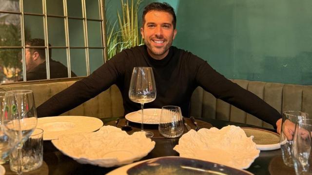 Álvaro Lendínez, fundador de Krittikali, junto a la vajilla que fabrica.