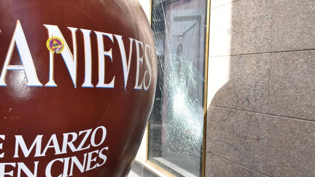 El escaparate de Tous destrozado por la manzana de Blancanieves