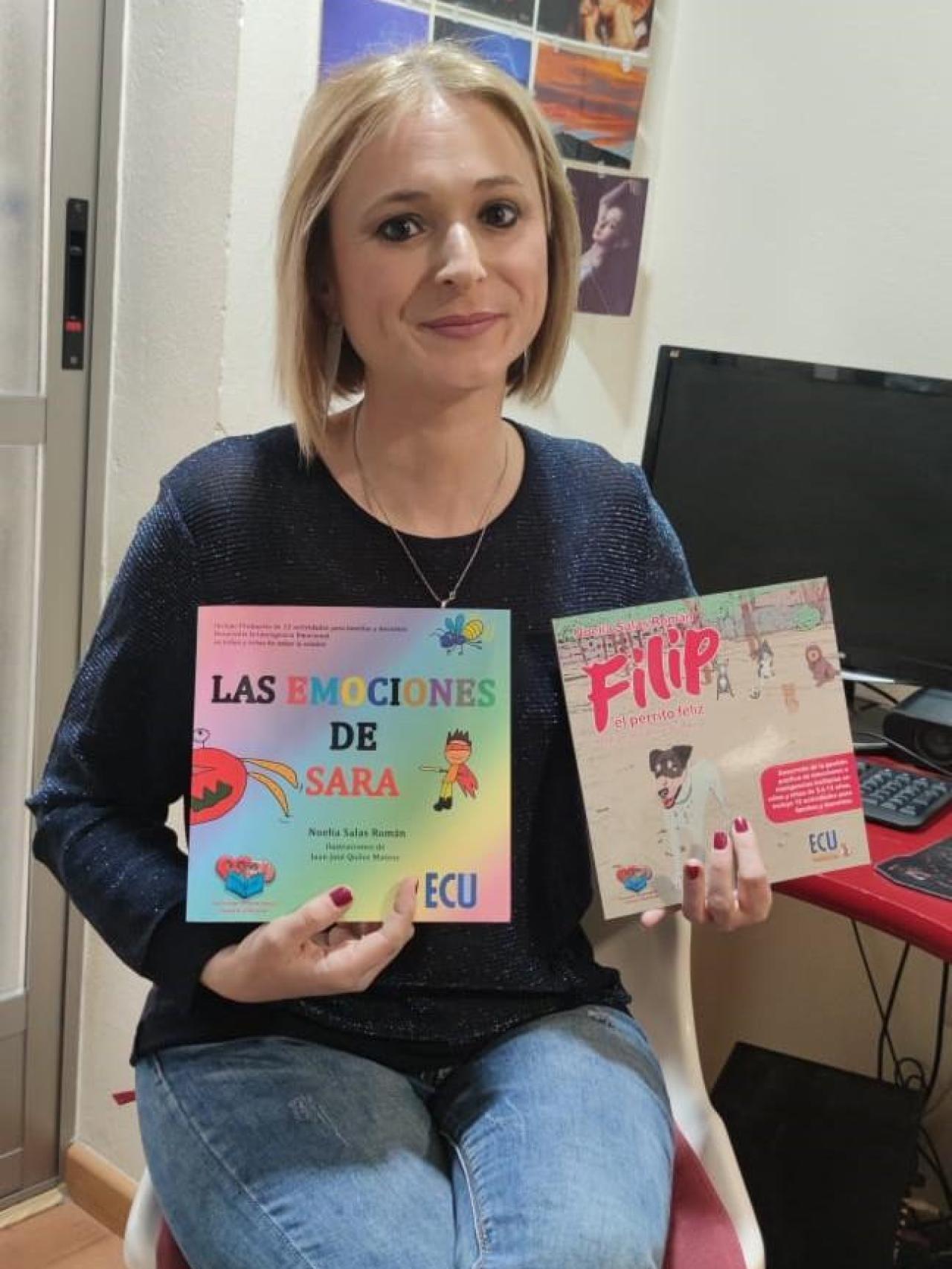 Noelia Salas muestra dos de sus libros: 'Las emociones de Sara' y 'Flip, el perrito feliz'.