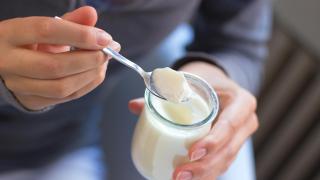 El error al consumir yogur en España que puede perjudicar a la salud según la nutricionista Julia Farré