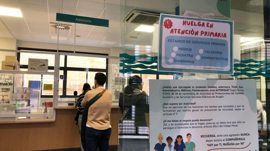 Pacientes esperan a que sus citas sean reubicadas en el C.S. San Pablo, en Zaragoza
