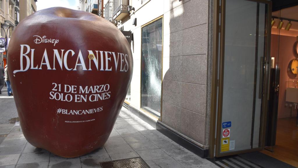La manzana de Blancanieves desplazada frente a la tienda Tous de la calle Santiago (Valladolid)