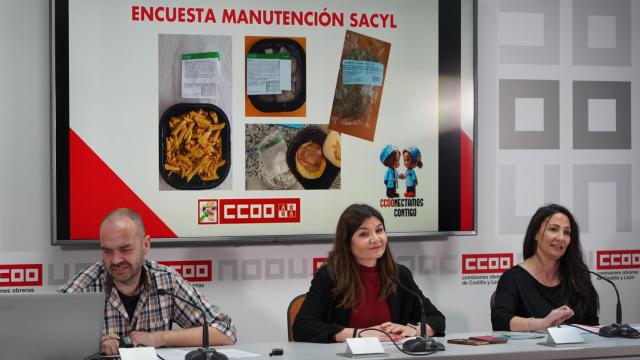 La secretaria de Acción Sindical Sector Sanitario y Negociación Colectiva, Beatriz Benavente, la coordinadora de FSS-CCOO León y enfermera de área, Dulcinea Álvarez, y el secretario Técnico de Acción Sindical Sector Sanitario, Mario Amo, presentan los resultados de la encuesta realizada por CCOO sobre la comida que suministra la Gerencia Regional de Salud.