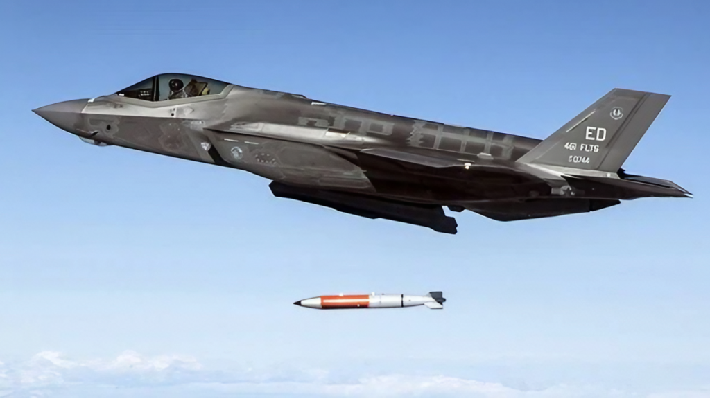 F-35 lanzando una bomba nuclear