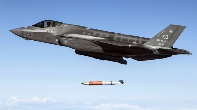F-35 lanzando una bomba nuclear
