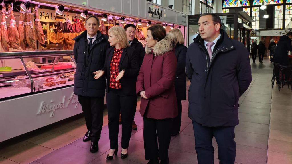 La consejera de Industria, Comercio y Empleo, Leticia García, visita las instalaciones del Mercado Central de Abastos de Salamanca