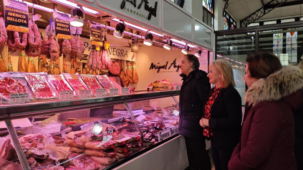La consejera de Industria, Comercio y Empleo, Leticia García, visita las instalaciones del Mercado Central de Abastos de Salamanca