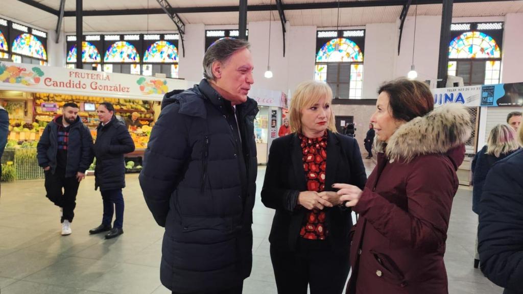 La consejera de Industria, Comercio y Empleo, Leticia García, visita las instalaciones del Mercado Central de Abastos de Salamanca (3)