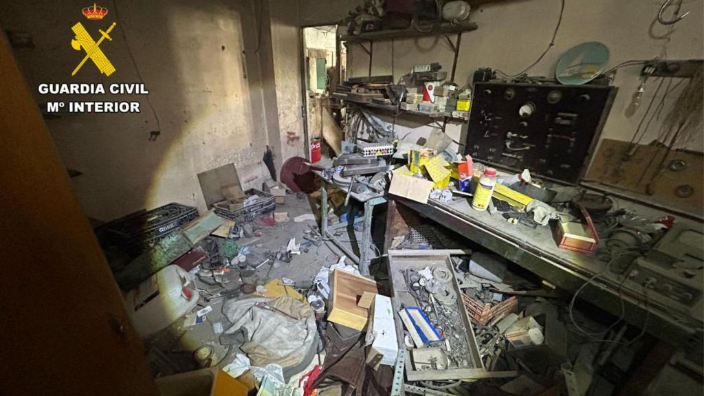 El taller mecánico de Tauste (Zaragoza), revuelto tras el intento de robo.