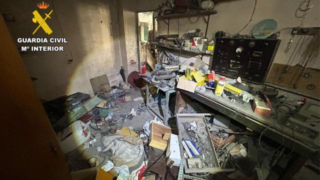 El taller mecánico de Tauste (Zaragoza), revuelto tras el intento de robo.