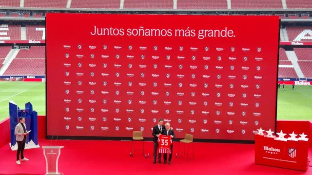 Eduardo Petrossi, consejero delegado de Mahou San Miguel y Enrique Cerezo, presidente del Atlético de Madrid en el acto de renovación del acuerdo entre Mahou y Atlético de Madrid.
