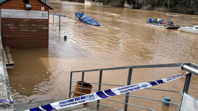 Una de las zonas del Puente de Poniente cortada por la crecida del río Pisuerga