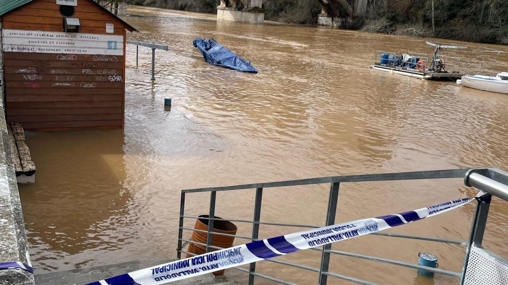 Una de las zonas del Puente de Poniente cortada por la crecida del río Pisuerga