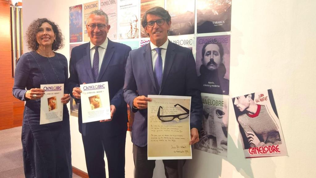 Cristina Martínez, Toni Pérez y Juan de Dios Navarro en la presentación de la entrada de Gil-Albert en La Caja de las Letras.