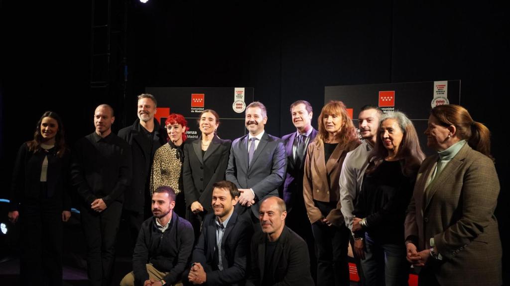Mariano de Paco Serrano, Blanca Li y Pilar Villanueva posando junto a varios de los artistas que participarán en el festival