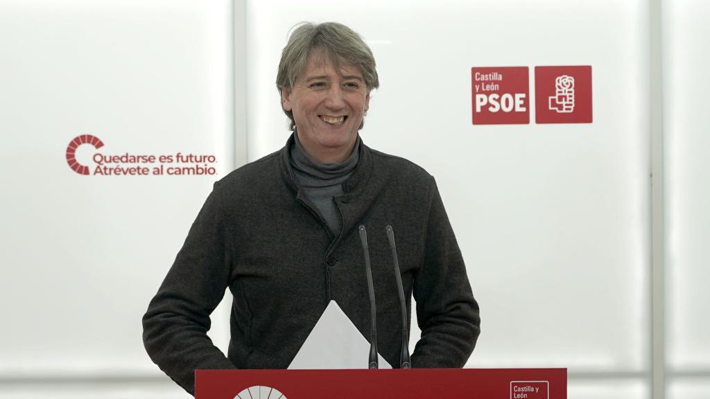 El secretario general del PSOE de Castilla y León, Carlos Martínez, durante su rueda de prensa de este lunes