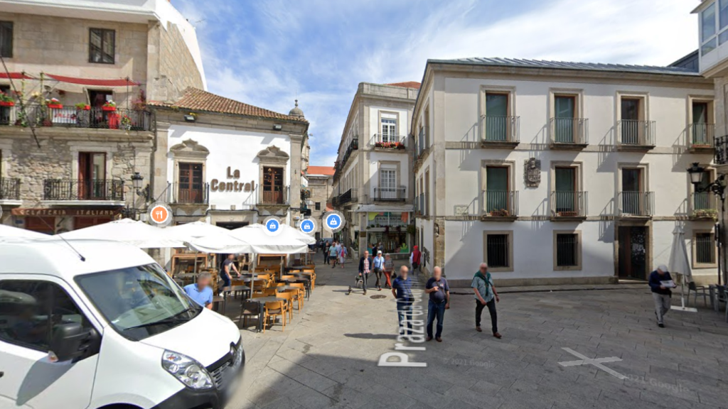Plaza de la Constitución, en Vigo, y su centro de salud al fondo