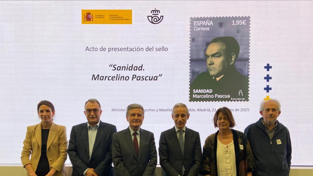 Presentación del sello con la figura de Marcelino Pascua arriba
