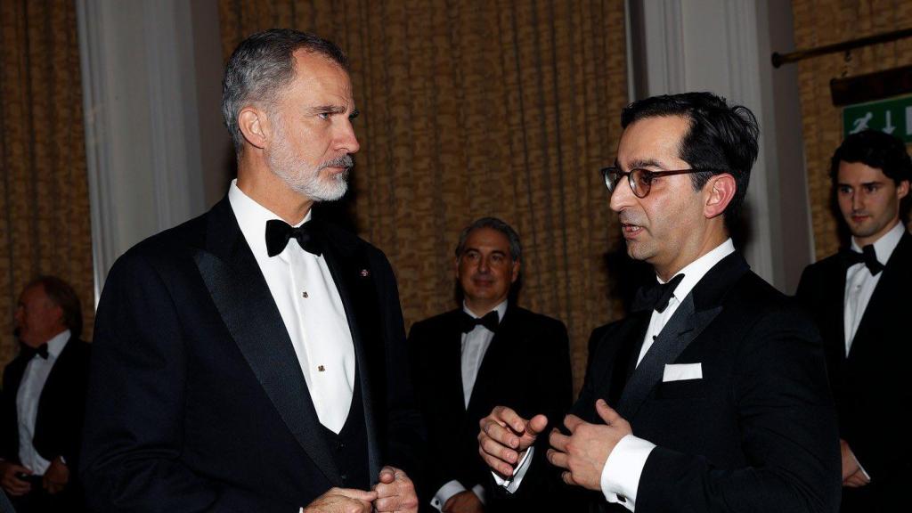 El rey Felipe VI y Eduardo Barrachina, presidente de la Cámara de Comercio Oficial de España en el Reino Unido