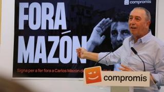 El portavoz de Compromís, Joan Baldoví, con un cartel de 'Fora Mazón'. EE