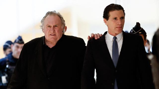 Gérard Depardieu junto a su abogado, Jeremie Assous, en el día del juicio por las agresiones sexuales durante el rodaje de 'Les Volets Verts'. Foto:  REUTERS/Benoit Tessier