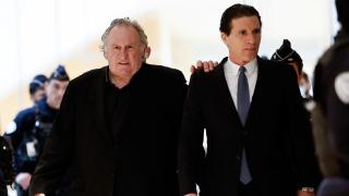Gérard Depardieu junto a su abogado, Jeremie Assous, en el día del juicio por las agresiones sexuales durante el rodaje de 'Les Volets Verts'