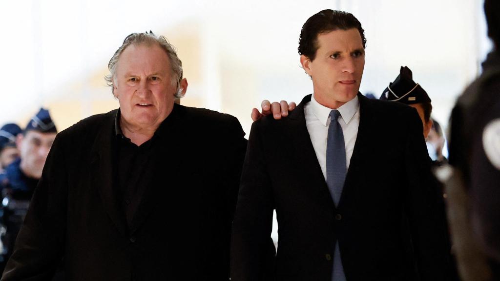 Gérard Depardieu junto a su abogado, Jeremie Assous, en el día del juicio por las agresiones sexuales durante el rodaje de 'Les Volets Verts'. Foto:  REUTERS/Benoit Tessier