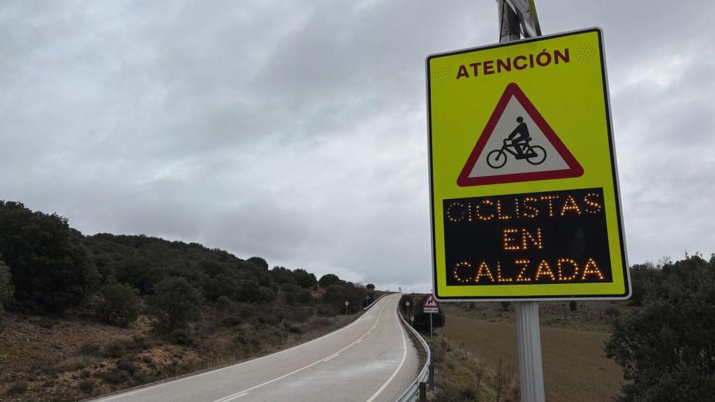 Cartel de señalización de presencia de turistas en la calzada