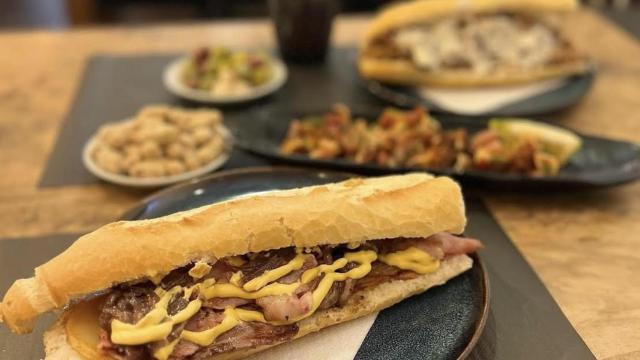El nuevo restaurante en un pueblo a solo 20 minutos de Valencia: sirve bocadillos XXL y almuerzos desde 7 euros