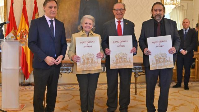 El alcalde de Salamanca, Carlos García Carbayo, junto a María Urioste Ramón y Cajal, Sebastião Helvecio Ramos de Castro y Adolfo García Sastre