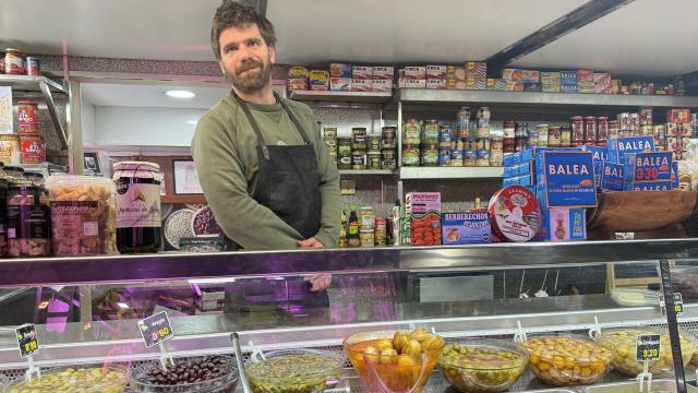 Manuel López en su puesto Variantes Marga del Mercado de la Cebada.